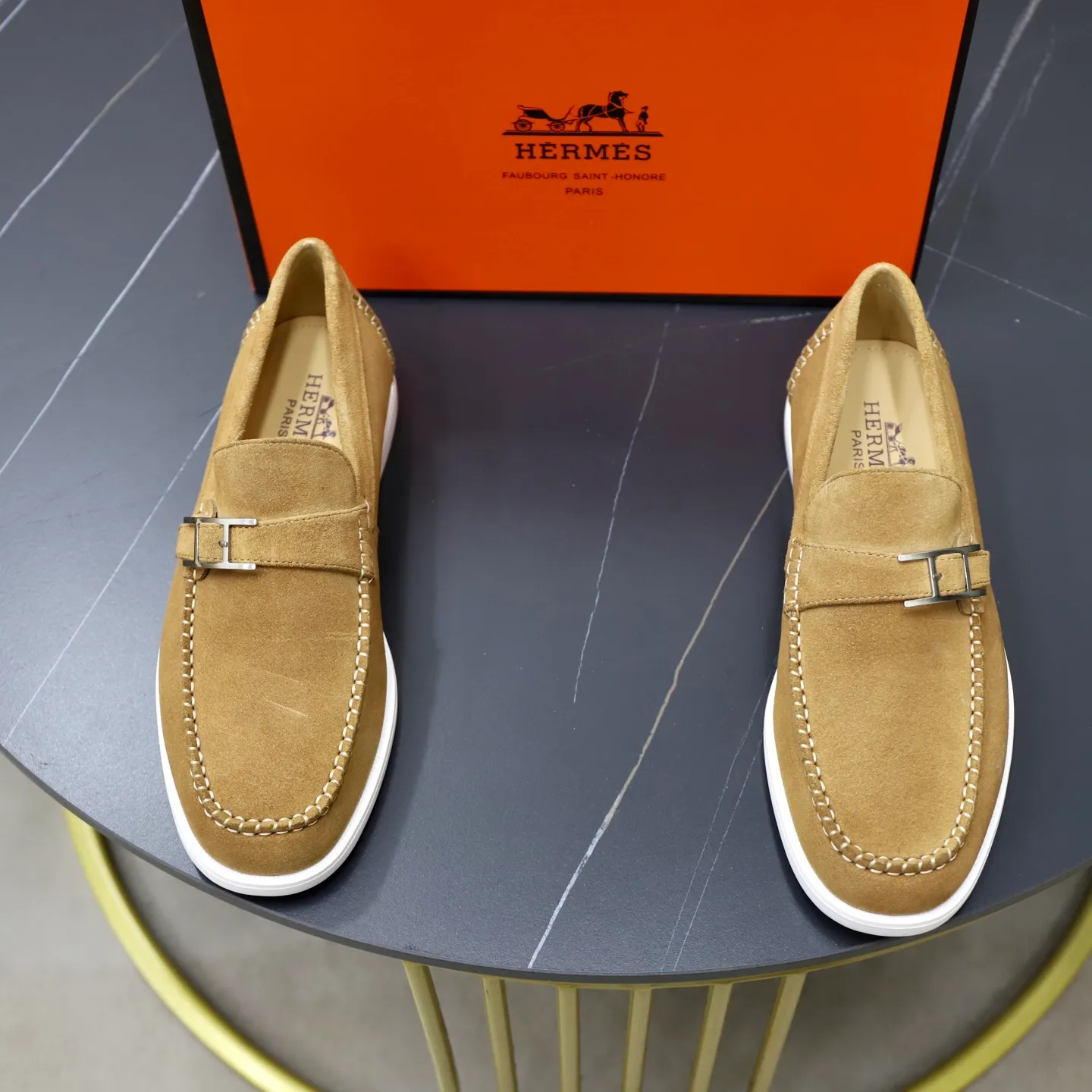 Ex-factory price: 540💰Hermès/Hermès slip-on men's shoes. This shoe is made of imported cow suede leather, with simple and smooth lines, and a 3CM rubber foam ultra-light sole combined with aerodynamic design! Youthful and fashionable, H button decoration, contrasting leather embellishment on the heel, calf lining to gently wrap your feet, with embossed logo cowhide feet, leather rock strips, casual and urban style, highlighting youthful vitality, sports and leisure version, super versatile Size number: 38-39-40-41-42-43-44 Standard leather shoe size (45 can be customized but does not support returns)